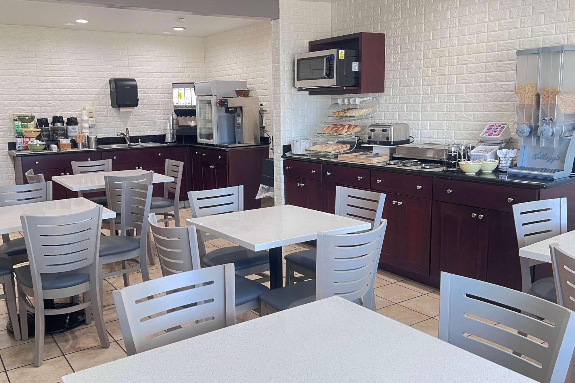 Ramada Bayside & Hotel 3*